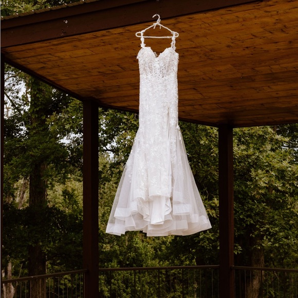 Elegant White Lace Wedding Dress - Picture 2 of 5